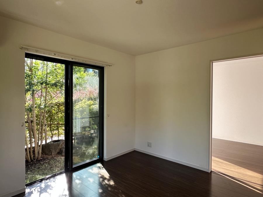 鎌倉市扇ガ谷一丁目の賃貸物件/1階区画リビング｜洋室からもリビングからも庭へ出ることができます