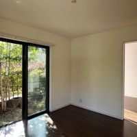 鎌倉市扇ガ谷一丁目の賃貸物件/1階区画リビング｜洋室からもリビングからも庭へ出ることができます