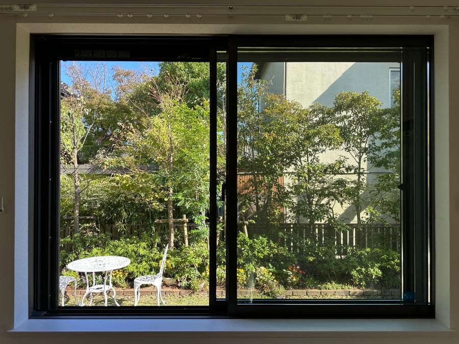 鎌倉市扇ガ谷一丁目の賃貸物件/1階区画の窓から｜ガーデニングチェアとテーブルが顔を覗かせています