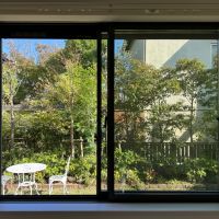 鎌倉市扇ガ谷一丁目の賃貸物件/1階区画の窓から｜ガーデニングチェアとテーブルが顔を覗かせています