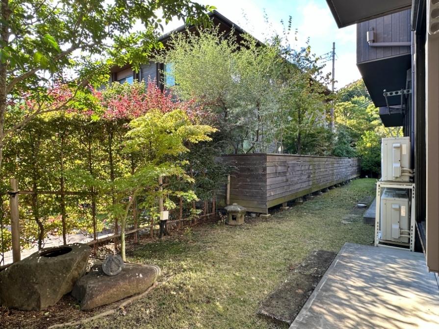 鎌倉市扇ガ谷一丁目の賃貸物件/1階庭スペース｜紅葉と小さな石灯籠がまたいい