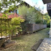 鎌倉市扇ガ谷一丁目の賃貸物件/1階庭スペース｜紅葉と小さな石灯籠がまたいい