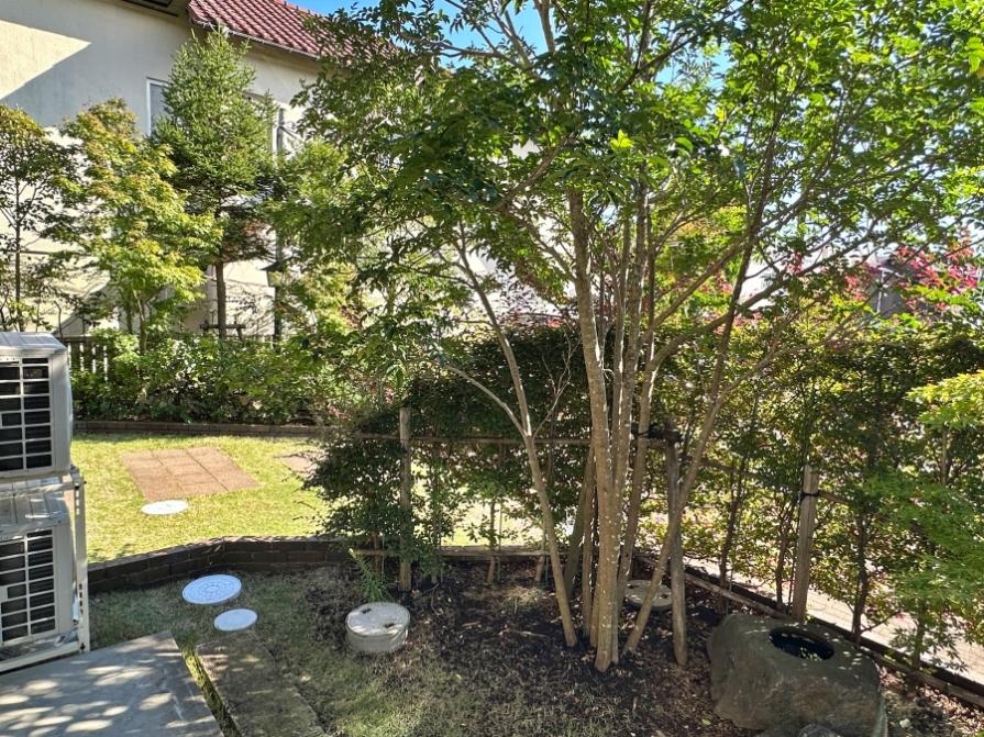 鎌倉市扇ガ谷一丁目の賃貸物件/1階庭スペース｜駐車場から玄関へのアプローチから簡単に入って来れてしまう点は気になる方もいるかも