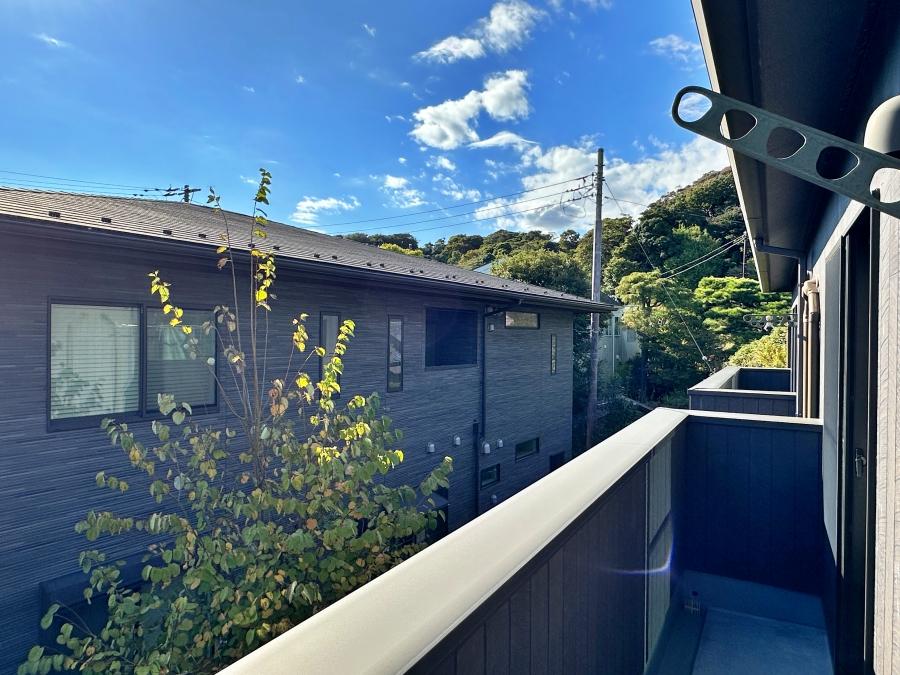 鎌倉市扇ガ谷一丁目の賃貸物件/2階区画からの眺望｜右を見れば緑がこん盛り