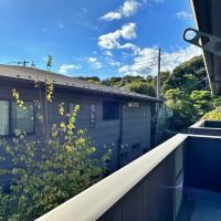 鎌倉市扇ガ谷一丁目の賃貸物件/2階区画からの眺望｜右を見れば緑がこん盛り