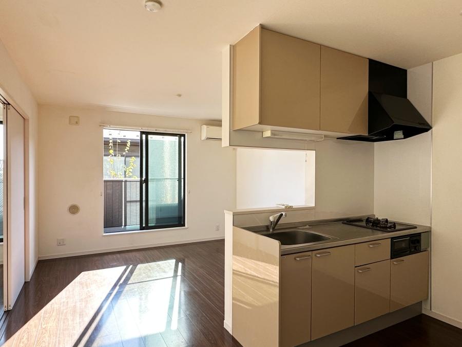 鎌倉市扇ガ谷一丁目の賃貸物件/2階区画リビングダイニングとキッチン｜日当たりがいい