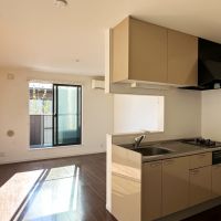 鎌倉市扇ガ谷一丁目の賃貸物件/2階区画リビングダイニングとキッチン｜日当たりがいい