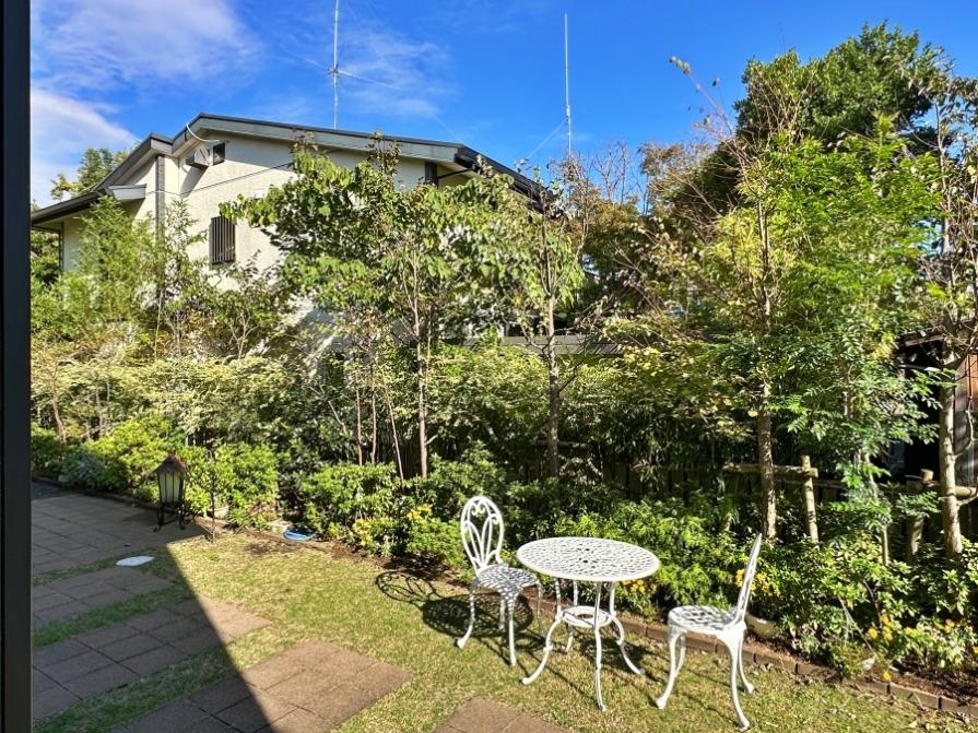 鎌倉市扇ガ谷一丁目の賃貸物件/玄関までのアプローチ｜ここでアフタヌーンティしたい