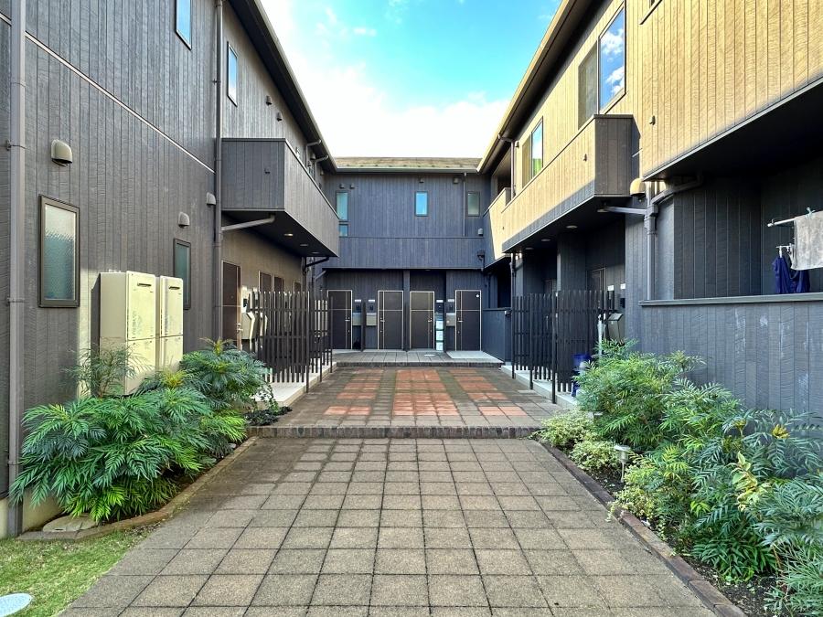 鎌倉市扇ガ谷一丁目の賃貸物件/各区画の玄関｜上から見るとコの字型の造りです