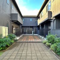 鎌倉市扇ガ谷一丁目の賃貸物件/各区画の玄関｜上から見るとコの字型の造りです