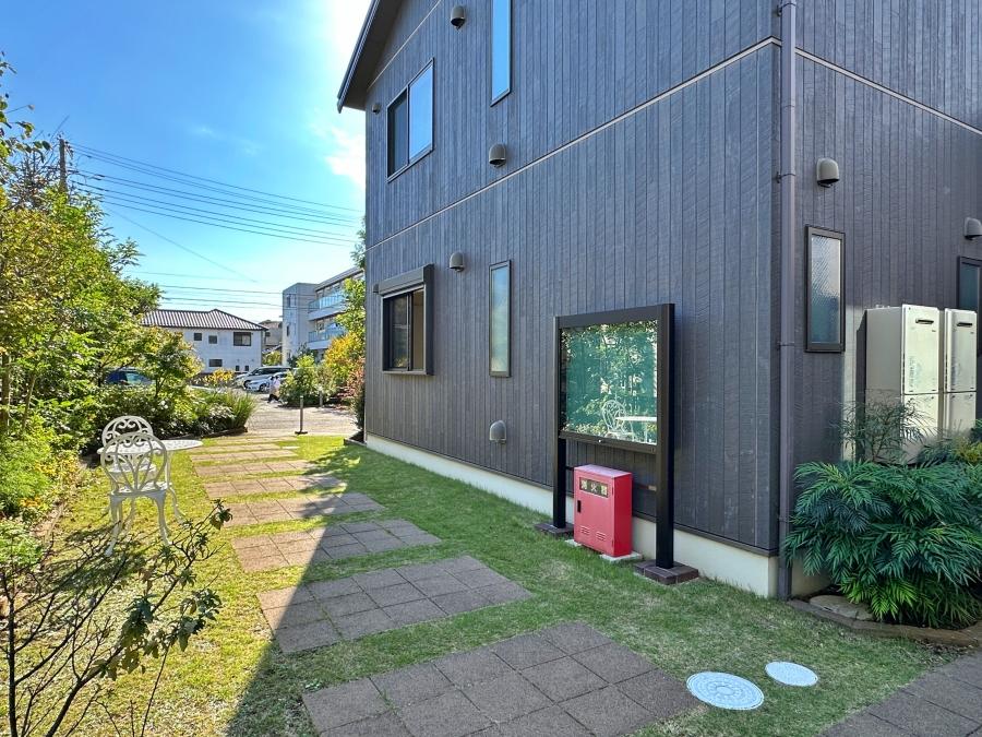 鎌倉市扇ガ谷一丁目の賃貸物件/玄関から駐車場へ｜共有部がゆったりしています