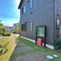 鎌倉市扇ガ谷一丁目の賃貸物件/玄関から駐車場へ｜共有部がゆったりしています