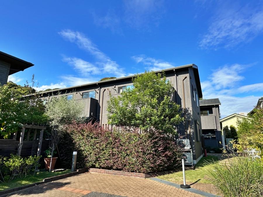 鎌倉市扇ガ谷一丁目の賃貸物件/外観｜建物の色味と植栽がマッチしています