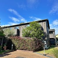 鎌倉市扇ガ谷一丁目の賃貸物件/外観｜建物の色味と植栽がマッチしています