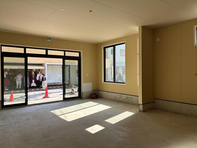 鎌倉市御成町の賃貸物件/海棟｜1階部分。賑わう御成通りが見えます