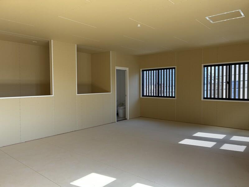 鎌倉市御成町の賃貸物件/海棟｜2階は、窓に目隠しがあり、外からの視線は気になりません