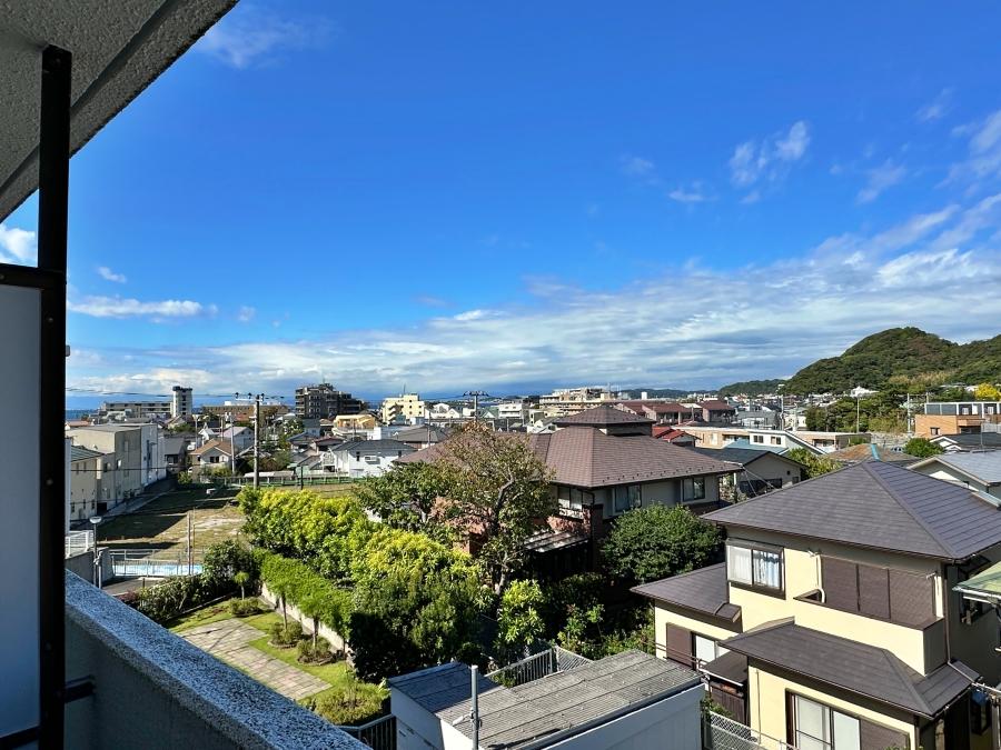 葉山町堀内の売買物件/北側の洋室｜抜けた眺望の先に相模湾（この日は雲が多くて富士山望めず）