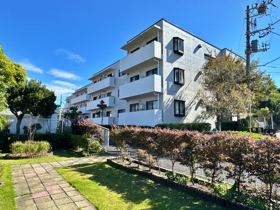 葉山町堀内の売買物件/外観｜3階建ての低層マンションです。敷地内には小さな公園も