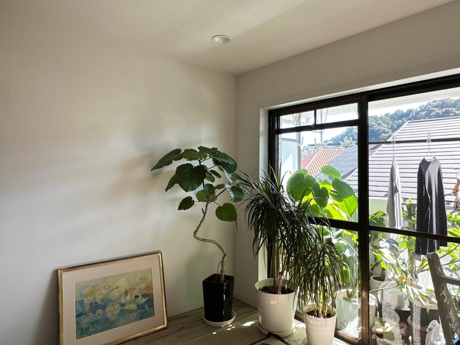 葉山町堀内の売買物件/リビングの隣の洋室｜窓際にはやはり観葉植物