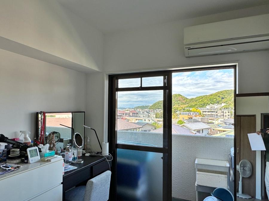 葉山町堀内の売買物件/北側の洋室｜海へ向かって緩い下りなので抜けた眺望