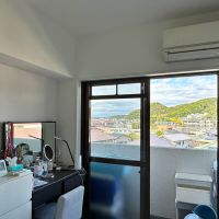 葉山町堀内の売買物件/北側の洋室｜海へ向かって緩い下りなので抜けた眺望