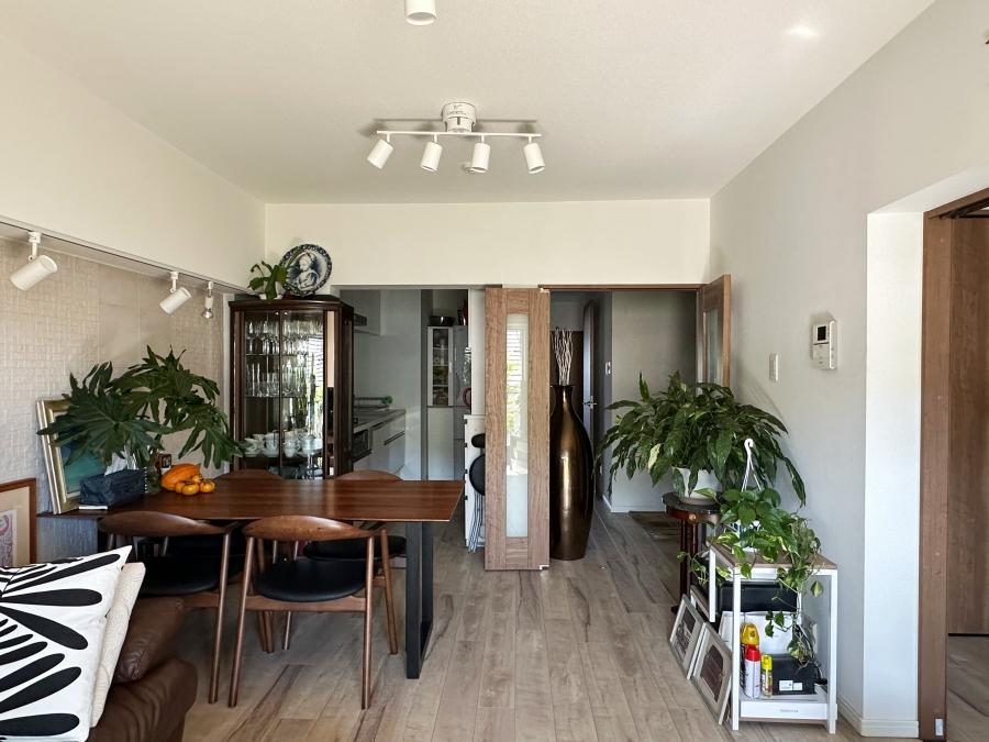 葉山町堀内の売買物件/リビング｜左奥はキッチン、右奥に玄関と先に洋室