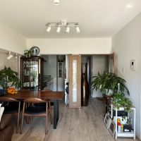 葉山町堀内の売買物件/リビング｜左奥はキッチン、右奥に玄関と先に洋室