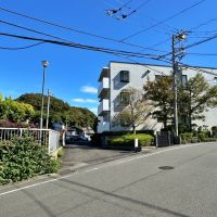 葉山町堀内の売買物件/外観｜前面道路もゆったりしていて緑も多いです