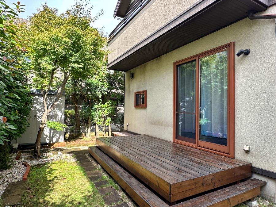 鎌倉市笹目町の賃貸物件/庭とウッドデッキ｜BBQやボードの手入れなど色んな場面で活用したい