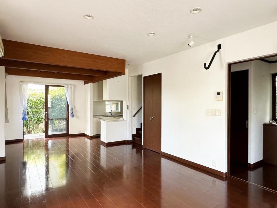 鎌倉市笹目町の賃貸物件/リビング｜窓の先はウッドデッキ。家具をレイアウトしやすそうな形です