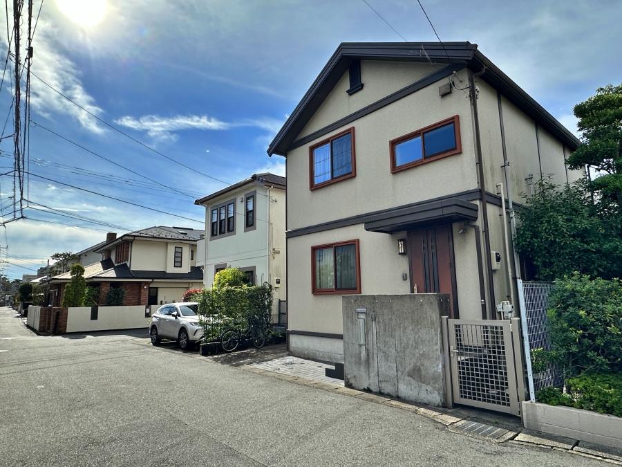 鎌倉市笹目町の賃貸物件/外観｜鎌倉は細い道が多いですが前面道路は広めです