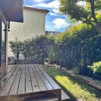 鎌倉市笹目町の賃貸物件/ウッドデッキと庭｜こちらのウッドデッキ、実は前の借主が設置したそうです。感謝