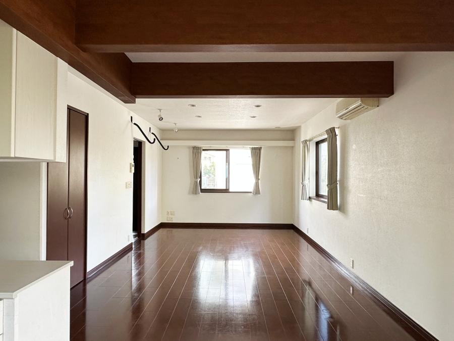 鎌倉市笹目町の賃貸物件/リビング｜白とダークブランで統一されたシンプルな内装です