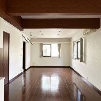 鎌倉市笹目町の賃貸物件/リビング｜白とダークブランで統一されたシンプルな内装です