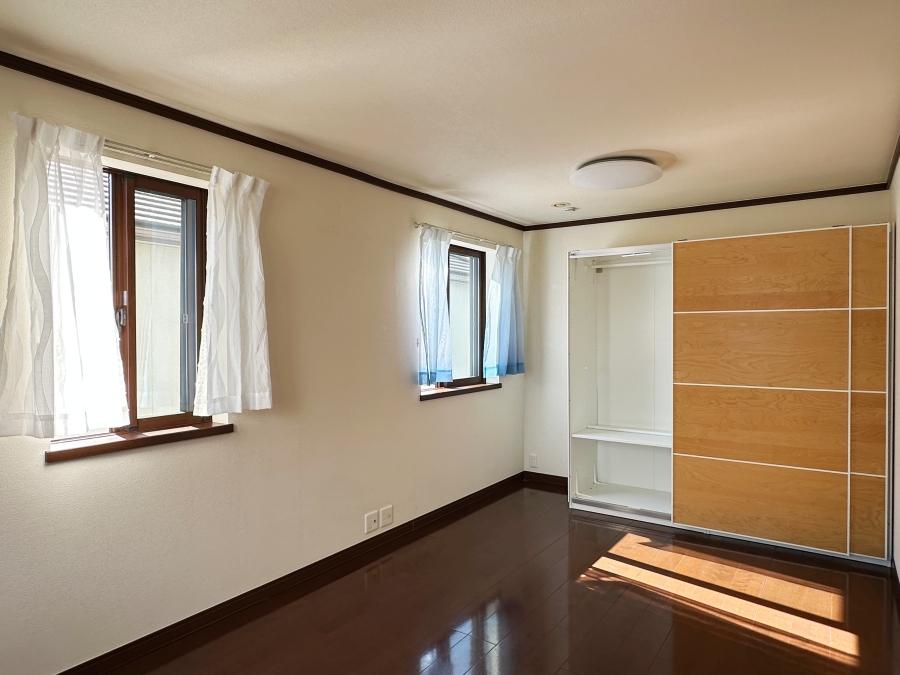 鎌倉市笹目町の賃貸物件/2階洋室その1｜少しテイストの異なった大きな収納