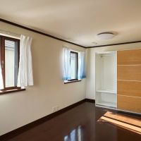 鎌倉市笹目町の賃貸物件/2階洋室その1｜少しテイストの異なった大きな収納