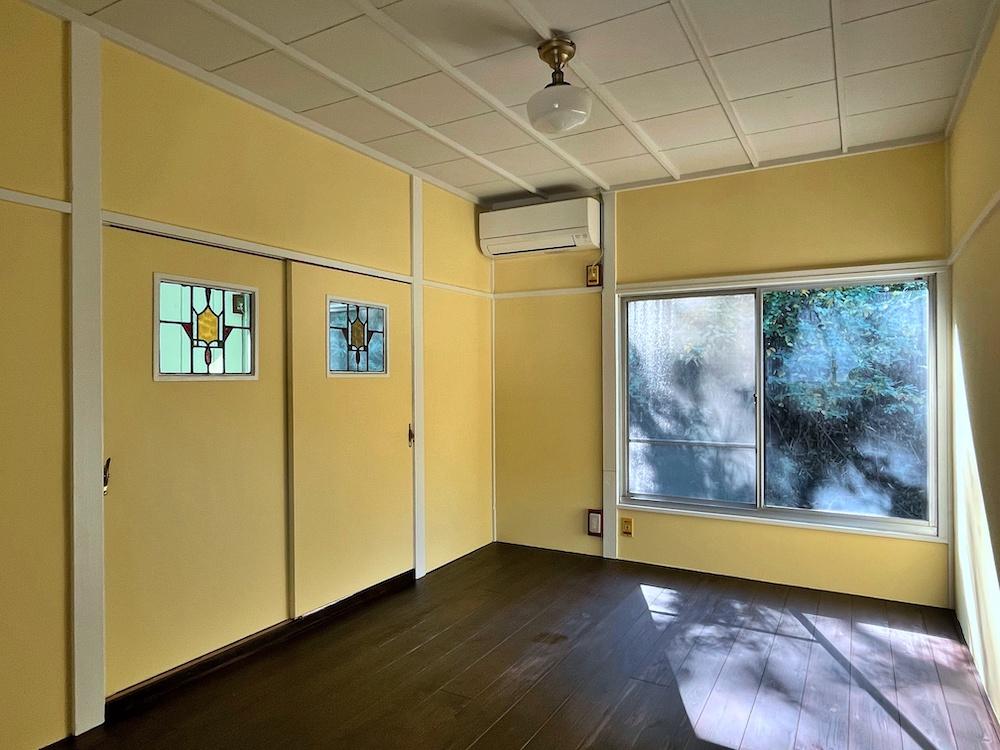 横須賀市秋谷一丁目の賃貸物件/2階洋室｜この薄いレモンイエローの壁と白い天井のバランスが絶妙。で、コンセントカバーにも注目。