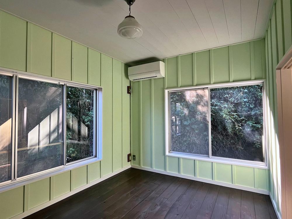 横須賀市秋谷一丁目の賃貸物件/2階洋室。このたくさんの窓に囲まれた見どい色の部屋も気持ちがいい。