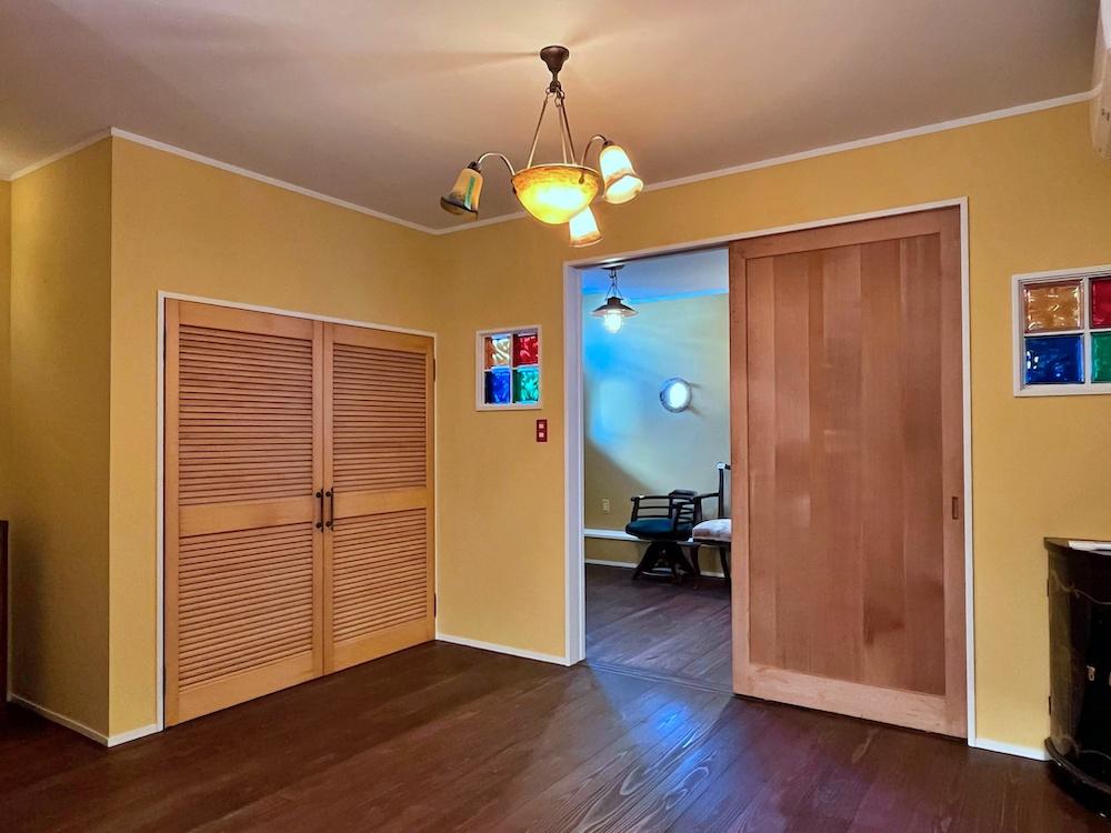 横須賀市秋谷一丁目の賃貸物件/1階リビング｜建具や照明、見どころがたくさんあります