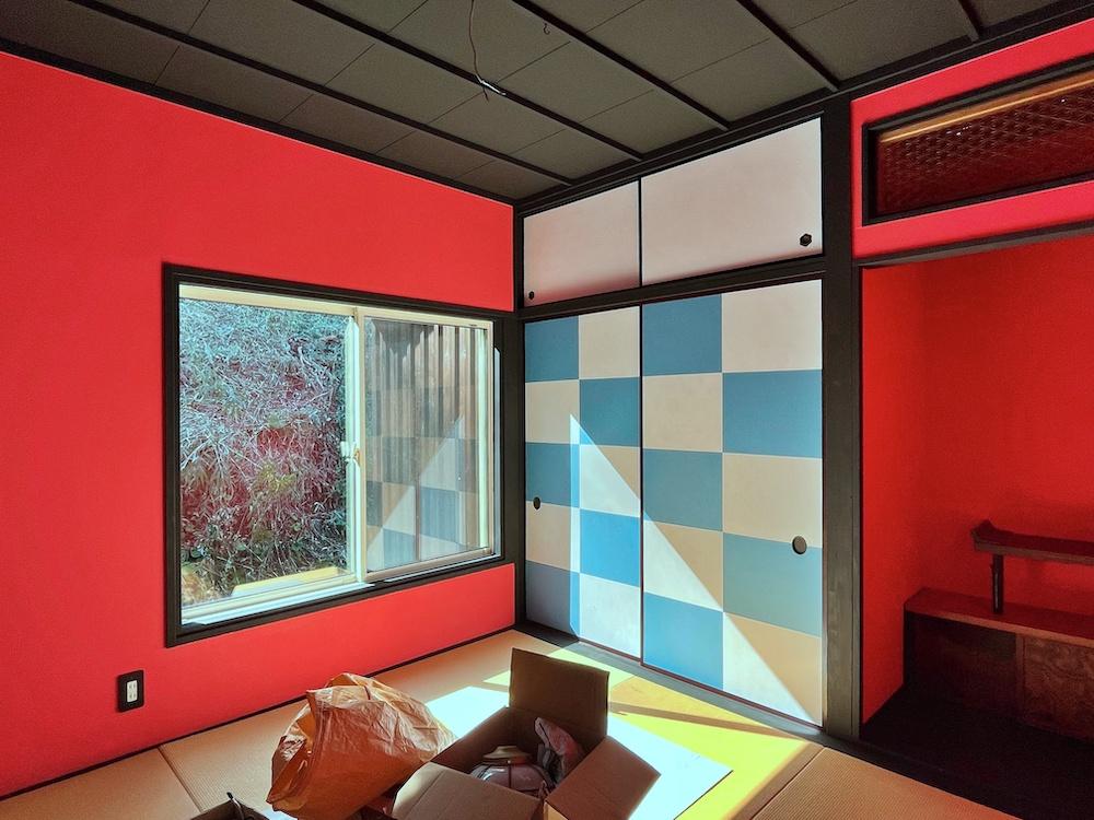 横須賀市秋谷一丁目の賃貸物件/ビクッとするほどビビッドな赤い和室