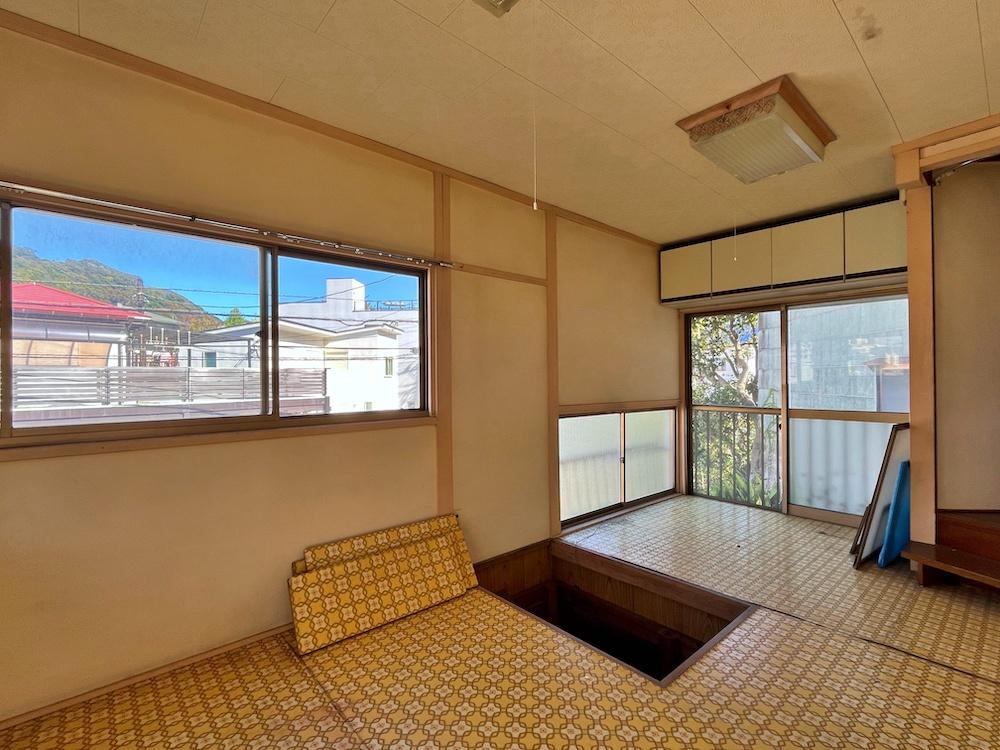 横須賀市秋谷一丁目の売買物件/川沿いダイニングキッチンには秘密の階段が！？