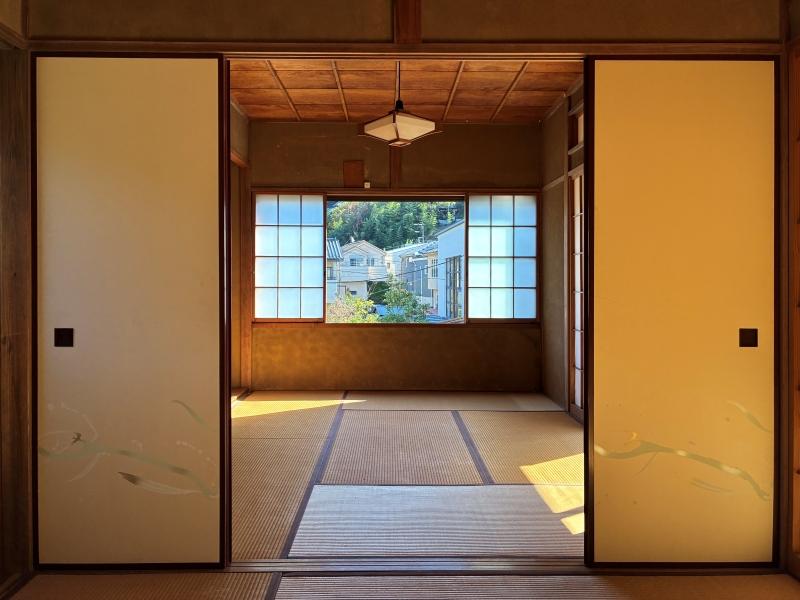 鎌倉市浄明寺二丁目の賃貸物件/2階 和室4｜襖には控えめに絵柄が入っています