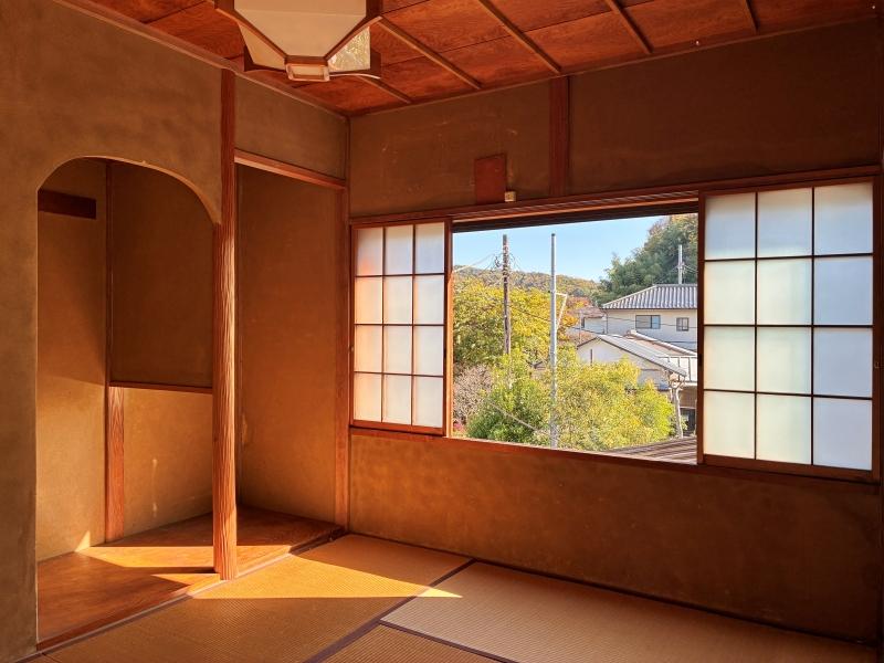 鎌倉市浄明寺二丁目の賃貸物件/2階 和室3｜床の間と緑の借景