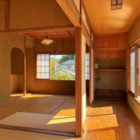 鎌倉市浄明寺二丁目の賃貸物件/2階 広縁｜この色味は長い間日差しをたっぷり浴びて出せるもの。一朝一夕では作れない雰囲気です