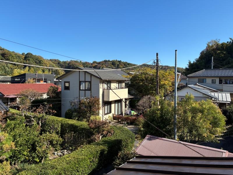 鎌倉市浄明寺二丁目の賃貸物件/眺望｜浄明寺エリアの山と青空