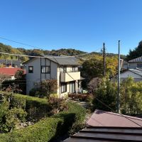 鎌倉市浄明寺二丁目の賃貸物件/眺望｜浄明寺エリアの山と青空