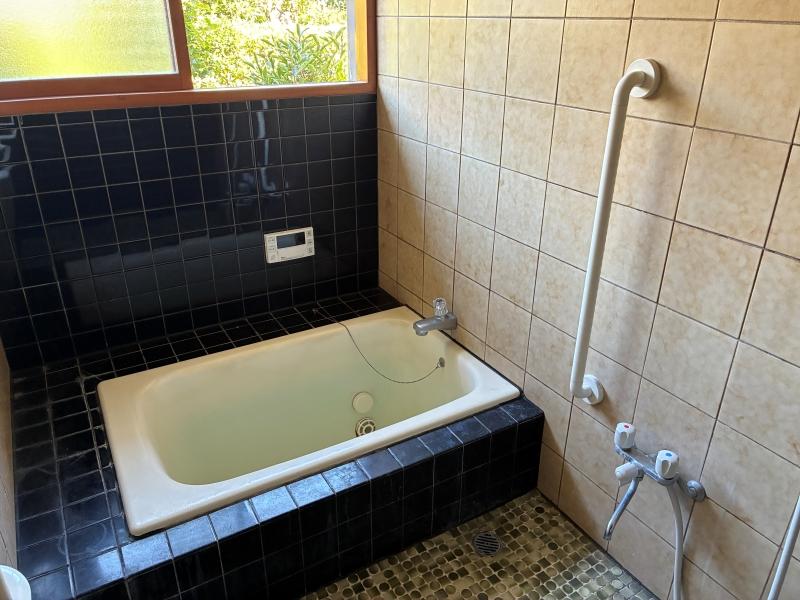 鎌倉市浄明寺二丁目の賃貸物件/1階 浴室｜タイル張りの昔ながらの風呂