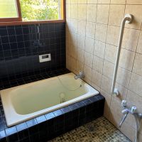 鎌倉市浄明寺二丁目の賃貸物件/1階 浴室｜タイル張りの昔ながらの風呂