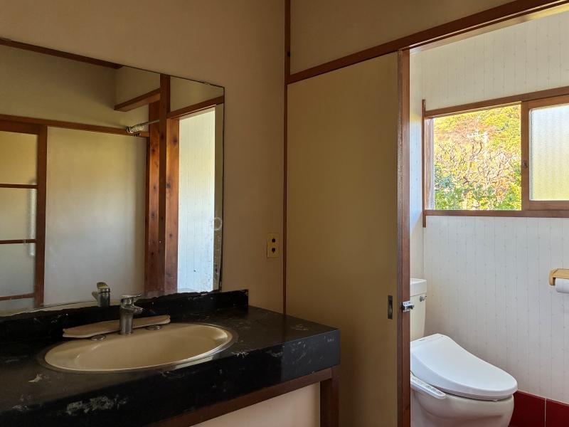 鎌倉市浄明寺二丁目の賃貸物件/1階 洗面室｜石のカウンターが重厚な雰囲気を出しています