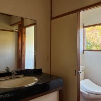 鎌倉市浄明寺二丁目の賃貸物件/1階 洗面室｜石のカウンターが重厚な雰囲気を出しています